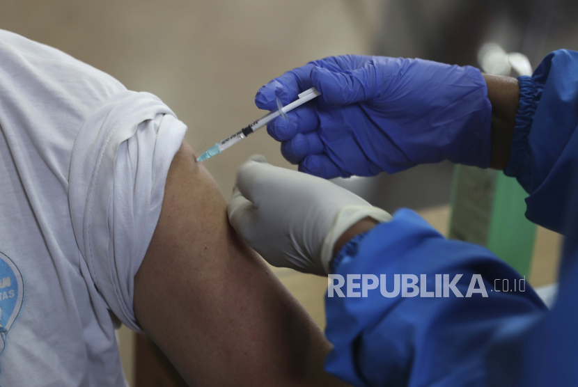 Vaksin untuk warga asing