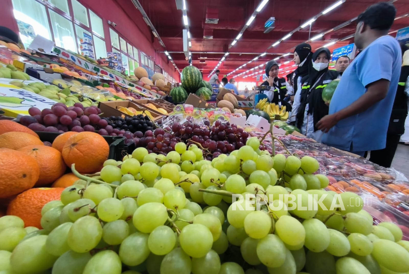Pasar Al Kakkiyah di Makkah tempat belanja buah-buah dan sayur-sayuran, Senin (5/6/2023). Buah-buahan ini berasal dari dalam dan luar negeri di antaranya dari Mesir, Iran, Suriah, Libanon dan negara-negara tetangga Arab Saudi. 