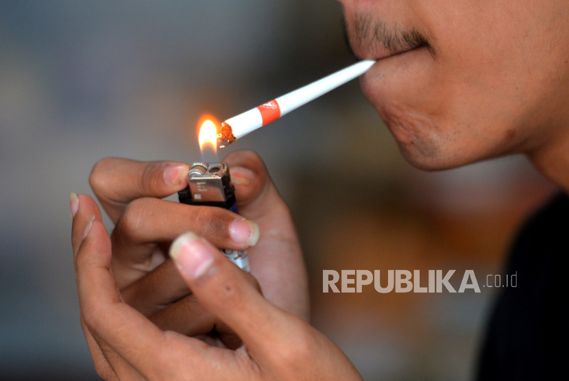 Warga merokok lintingan di Yogyakarta, Senin (25/12/2023).