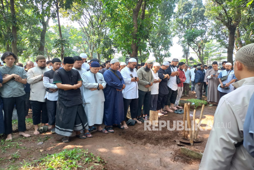 Para pelayat sholat jenazah di depan makam ustaz Yazid bin Abdul Qadir Jawas di Makam Los Empang, Kecamatan Bogor Selatan, Kota Bogor, Jumat (12/7/2024). 