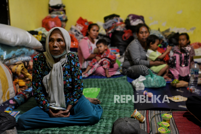 Pengungsi beraktivitas di posko pengungsian Kantor Kepala Desa Penanggal, Kecamatan Candipuro, Kabupaten Lumajang, Jawa Timur (ilustrasi)