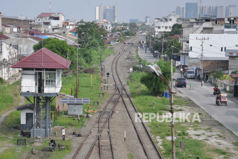 Jalur kereta api rute Medan - Besitang dan Belawan, di Medan, Sumatera Utara, Selasa, (23/6/2020). Proyek pembangunan jalur kereta api yang menghubungkan Besitang,Sumut - Langsa,Aceh sepanjang 35 kilometer tersebut diperkirakan akan selesai dan di ujicoba pada akhir tahun 2020.