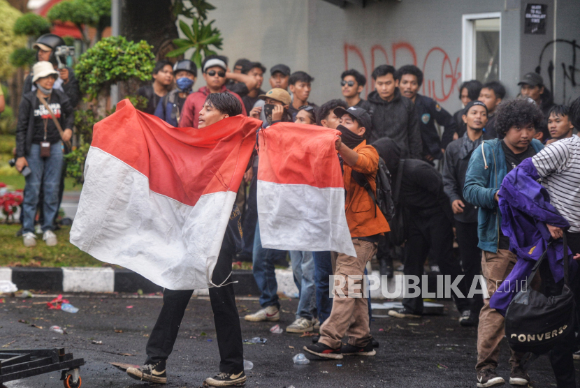 Sejumlah massa aksi terlibat bentrokan dengan aparat saat berunjuk rasa menolak pengesahan Revisi UU Pilkada di Gerbang Pancasila, Kompleks Parlemen, Senayan, Jakarta, Kamis (22/8/2024). Demo tersebut berakhir ricuh, polisi terus berjaga dan sempat meluncurkan semprotan water canon kepada massa untuk memukul mundur kerumunan massa yang mencoba menerobos ke dalam.