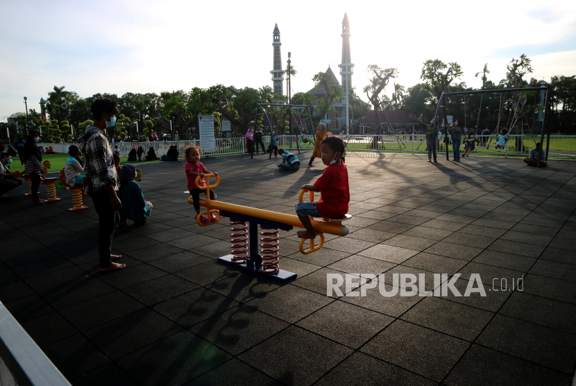 Sejumlah anak bermain di taman bermain Alun-alun Kabupaten Jombang, Jawa Timur, Rabu (6/4/2022). Alun-alun Kabupaten Jombang yang telah direvitalisasi itu menjadi salah satu tempat ngabuburit favorit masyarakat berjulukan Kota Santri yang dilengkapi dengan fasilitas taman bermain anak. 