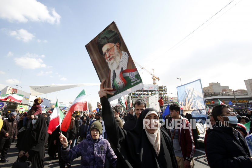 Warga Iran memegang gambar pemimpin tertinggi Iran Ayatollah Ali Khamenei merayakan 44 tahun Revolusi Islam 1979 di Teheran, Iran, (11/2/2023). 
