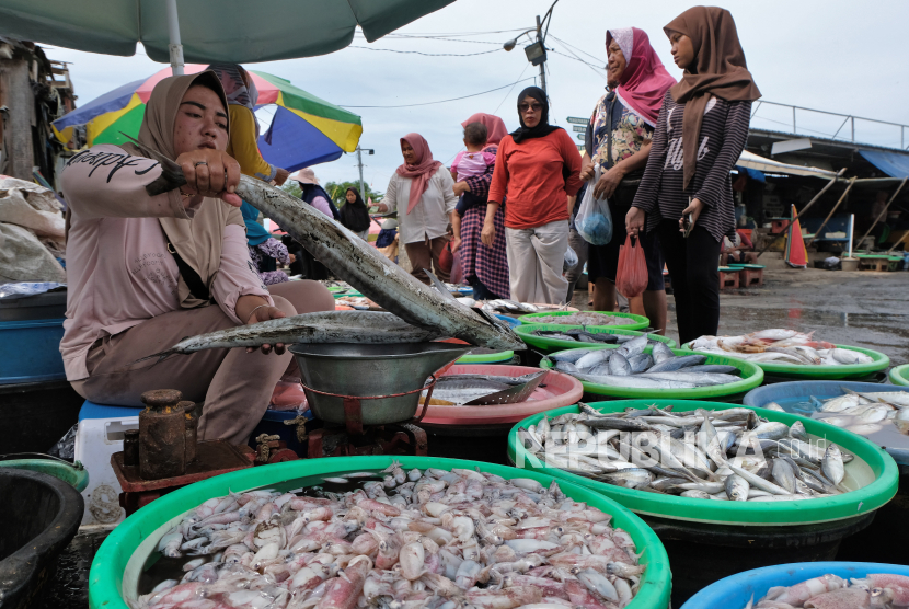 Pedagang ikan (ilustrasi). Pemkot Mataram menyiapkan konsep pembangunan pasar ikan bersih yang terintegrasi wisata kuliner.