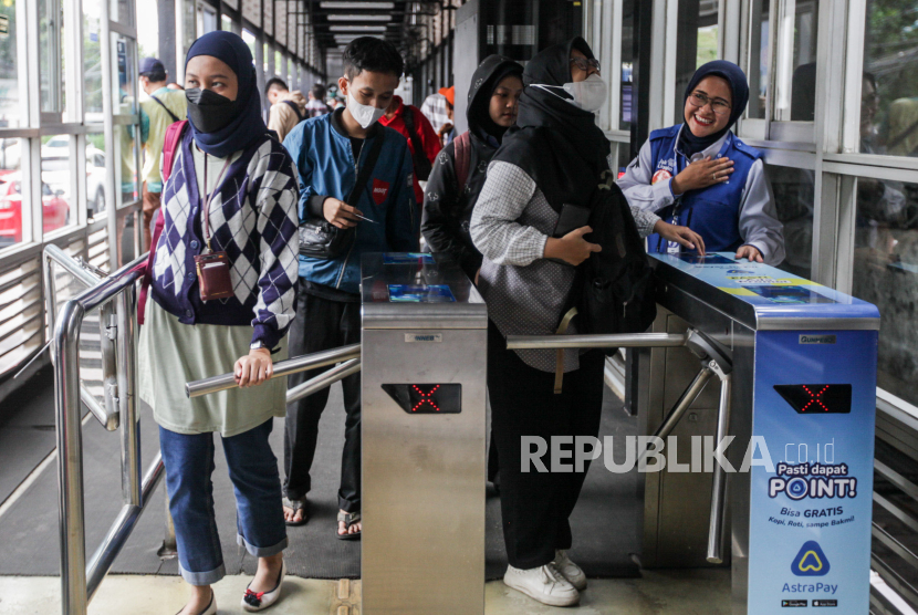 Sejumlah penumpang usai menaiki bus Transjakarta (ilustrasi). membuka rute 14A tujuan Monumen Nasional- Jakarta International Stadium (JIS).