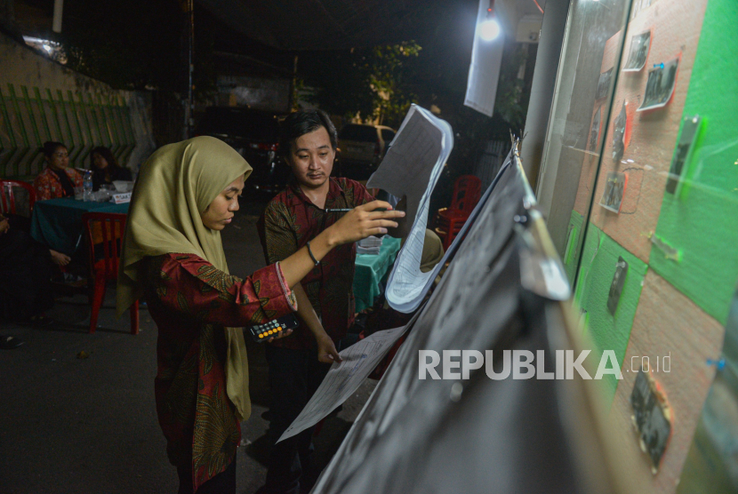 Anggota KPPS melakukan penghitungan surat suara yang berlangsung hingga malam hari  di Tempat Pemungutan Suara (TPS) 050 Warung Jati timur, Kecamatan Pancoran, Jakarta Selatan, Rabu (14/2/2024). 