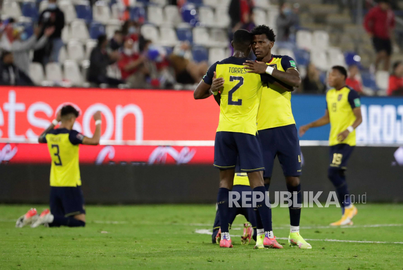 Para pemain Ekuador melakukan selebrasi pada akhir pertandingan sepak bola kualifikasi zona CONMEBOL Piala Dunia 2022 Qatar antara Ekuador dan Brasil, Kamis, 27 Januari 2022. Kedua tim bermain imbang 1-1.
