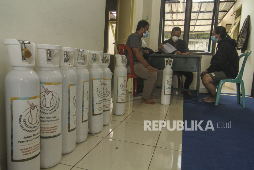 Warga meminjam tabung oksigen di kawasan Grand Depok City, Depok, Jawa Barat, Jumat (9/7/2021). Program 