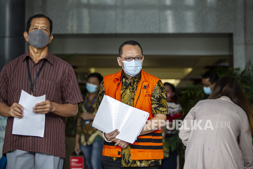 Tersangka mantan sekretaris Mahkamah Agung (MA) Nurhadi (tengah) usai menjalani pemeriksaan di Gedung Merah Putih KPK, Jakarta, beberapa waktu lalu.