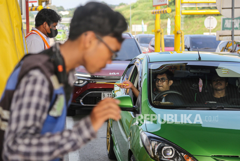 Pengendara roda empat bersiap melakukan pembayaran tol non tunai saat memasuki Gerbang Tol (GT) Kalikangkung, Semarang, Jawa Tengah, Sabtu (13/4/2024). Pemerintah bersama PT Jasa Marga (Persero) akan menerapkan diskon tarif tol sebesar 20 persen di Tol Trans Jawa dari GT Kalikangkung Semarang menuju ke arah Jakarta pada periode arus balik Lebaran 2024 yang dimulai pada Rabu (17/4) pukul 05.00 WIB hingga Jumat (19/4) pukul 05.00 WIB sebagai upaya memecah kepadatan lalu lintas kendaraan pada arus balik. 