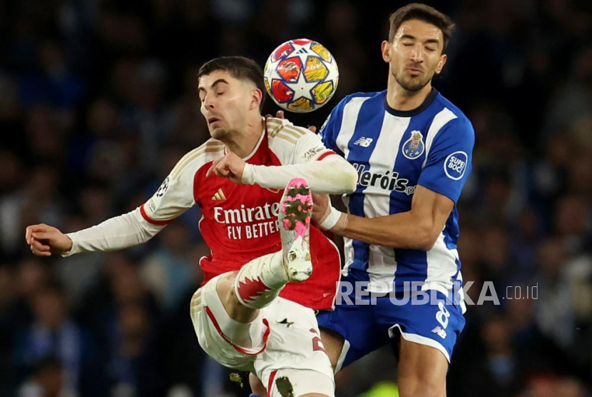 Kai Havertz (Kiri) dari Arsenal beraksi melawan Marko Grujic dari Porto pada pertandingan leg kedua babak 16 besar Liga Champions UEFA antara Arsenal dan Porto di London, Inggris, Rabu (13/3/2024) dini hari WIB.