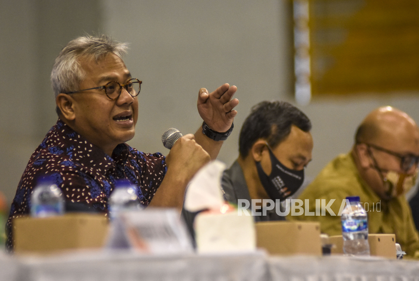 Ketua KPU RI Arief Budiman (kiri) mengatakan 60 bakal calon peserta pilkada 2020 positif Covid-19.