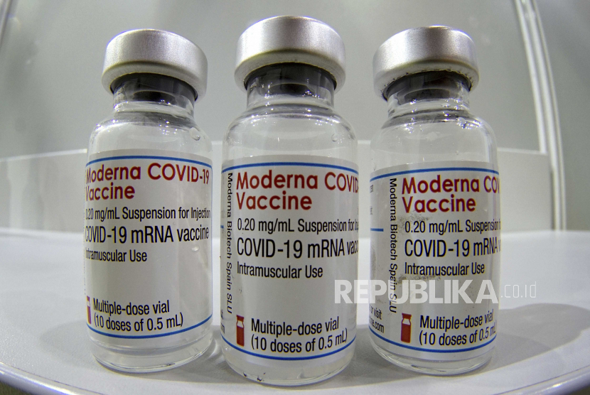 Tiga botol vaksin moderna (ilustrasi). Perusahaan farmasi Moderna belum menemukan hubungan antara vaksin Covid-19 dan kasus kondisi peradangan jantung langka. Penyakit itu dilaporkan muncul pada kelompok muda yang telah menerima suntikan vaksin.