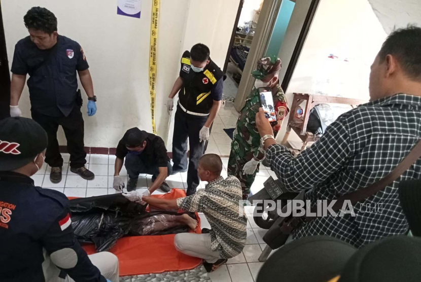 Seorang Mahasiswa Universitas Indonesia (UI) Depok, berinisial MNZ (19 tahun) ditemukan meninggal dunia dalam keadaan terbungkus plastik sampah hitam di kamar kosnya di Kawasan Kukusan, Beji, Kota Depok, Jumat (4/8/2023). Korban diduga dibunuh senior kampusnya sendiri, AAB (23 tahun) yang saat ini sudah diamankan Polres Metro Depok. 