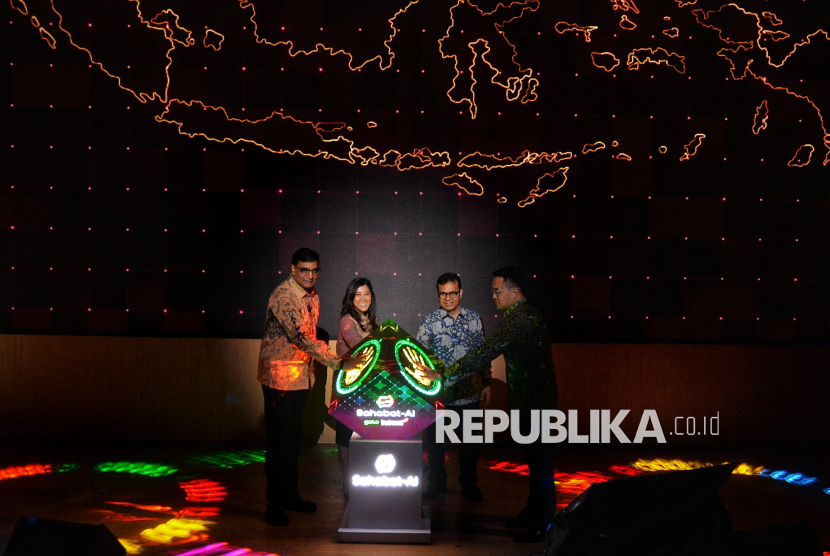 President Director and Chief Executive Officer Indosat Ooredoo Hutchison Vikram Sinha, Menteri Komunikasi dan Digital (Komdigi) Meutya Hafid, Wakil Menteri Komunikasi dan Digital Nezar Patria dan Direktur Utama GoTo Group Patrick Walujo (dari kiri) saat peluncuran Sahabat-Al terbaru di Jakarta, Senin (2/6/2025). PT GoTo Gojek Tokopedia Tbk (GoTo or GoTo Group) dan Indosat Ooredoo Hutchison (Indosat atau IOH)  mempersembahkan terobosan terbaru dalam ekosistem Large Language Model (LLM) open-source Indonesia, melalui peluncuran Sahabat-Al dengan model berkapasitas 70 miliar parameter yang dilengkapi dengan layanan chat multibahasa.