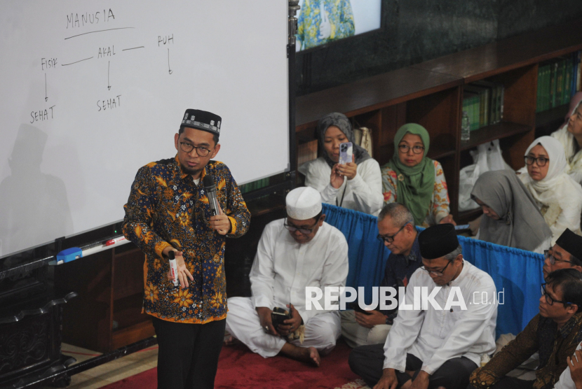 Pendakwah Ust Adi Hidayat menyampaikan ceramah pada acara Pengkajian Isra Miraj di Masjid Baitut Tholibin Kemendikdasmen, Jakarta, Jumat (31/1/2025). Kegiatan yang digelar dalam rangka Isra Miraj tersebut mengangkat tema Shalat dan Pembentukan Karakter Utama.