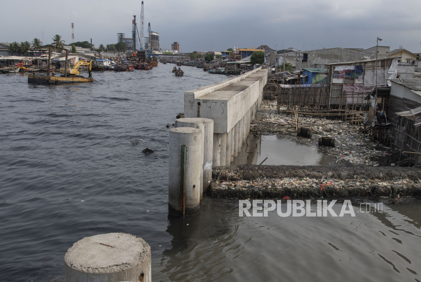 Pekerja menggunakan ekskavator untuk menyelesaikan pembangunan tanggul laut di Cilincing, Jakarta, Kamis (4/11/2021). Pembangunan tanggul laut sepanjang 328 meter yang merupakan bagian dari masterplan Pembangunan Terpadu Pesisir Ibu Kota Negara  (PTPIN) tersebut bertujuan untuk mengurangi risiko banjir, rob, dan mencegah penurunan permukaan air tanah.