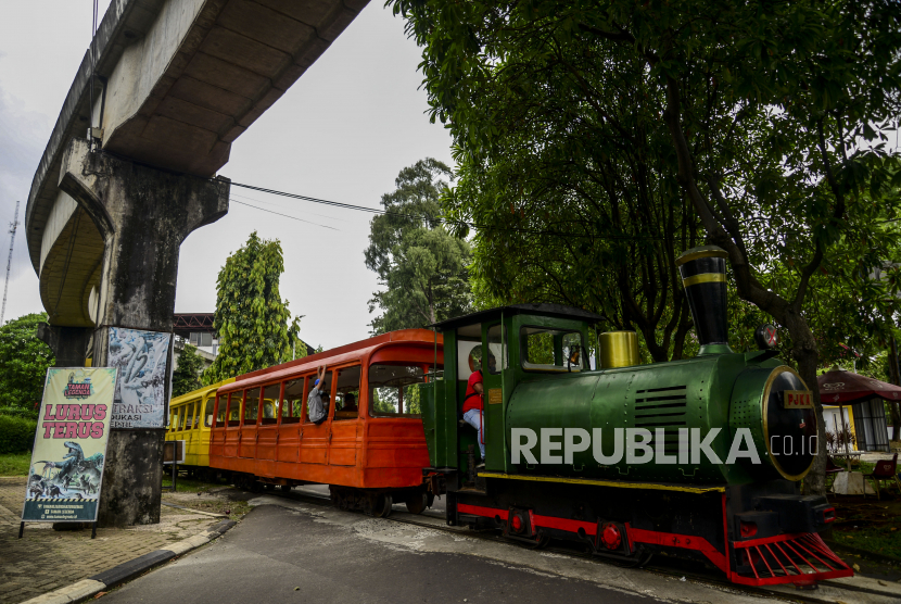 Kereta wisata saat melintas di TMII, Jakarta, Kamis (8/4).