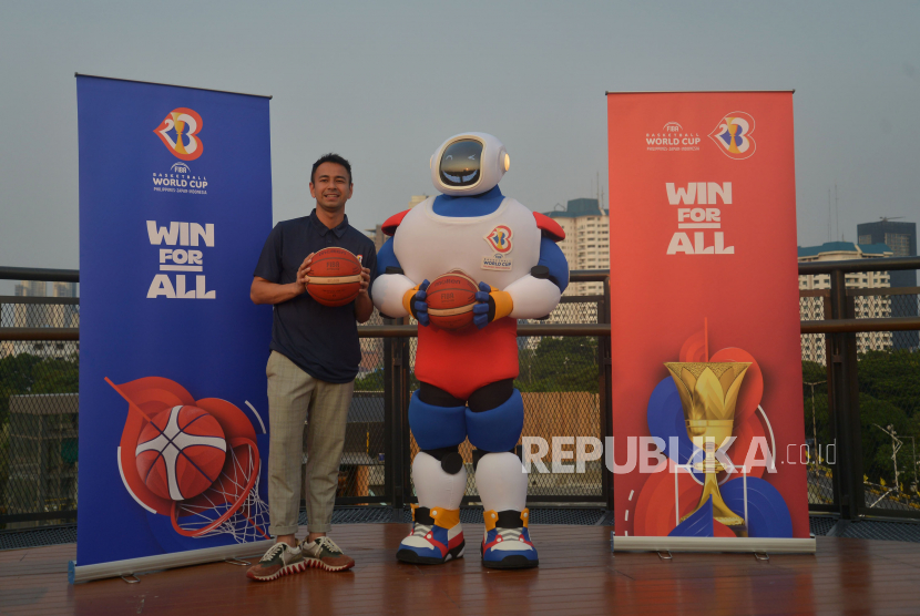 Local Ambassador FIBA World Cup 2023 Raffi Ahmad berfoto bersama dengan maskot resmi FIBA World Cup 2023 JIP usai konferensi pers terkait pelaksanaan FIBA World Cup 2023 di Jakarta, Kamis (25/8/2022). Kanada dipastikan bermain di Jakarta tahun depan. Prayogi/Republika 