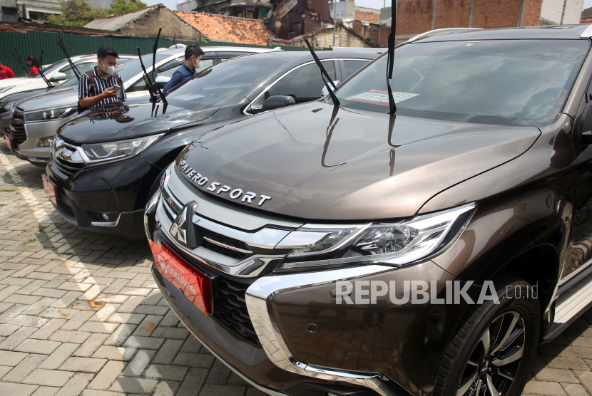 Calon pembeli melihat kondisi mobil bekas yang ada di ruang pamer penjualan mobil bekas di Kebayoran Lama, Jakarta Selatan, Selasa (30/8/2022). Tipe Mobil Bekas yang Paling Banyak Dicari Saat Ini