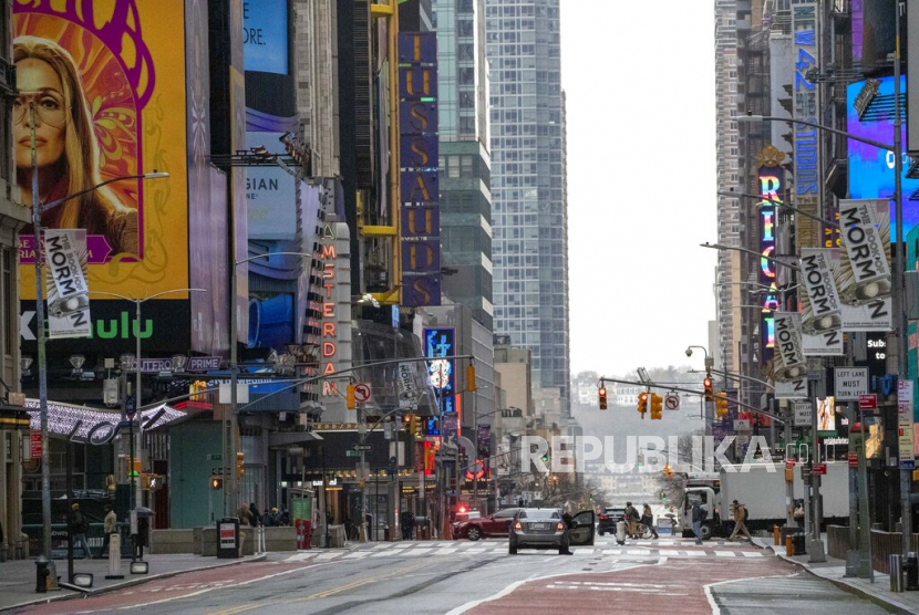  Suasana lalu lintas yang sepi di kawasan Times Square,  New York, Kamis (26/3) WIB.