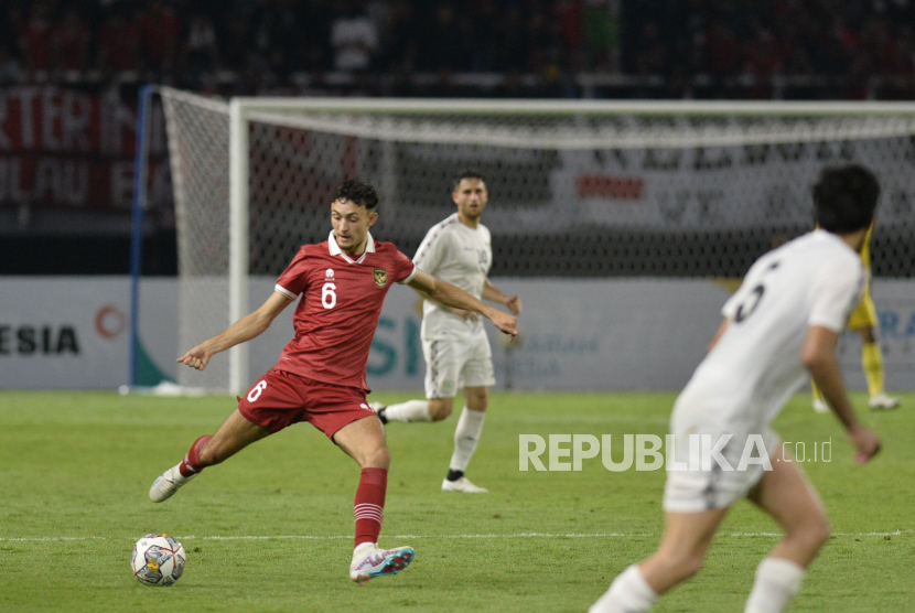 Pemain timnas Indonesia Ivar Jenner melepaskan umpan saat melawan Palestina dalam laga FIFA Matchday di Stadion Gelora Bung Tomo, Surabaya, Rabu (14/6/2023). Pertandingan berakhir imbang dengan skor 0-0.