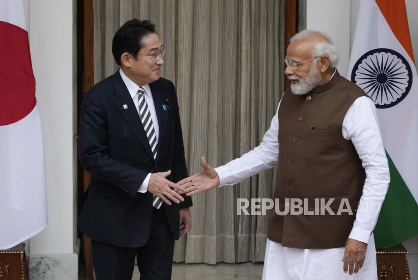  Perdana Menteri Jepang Fumio Kishida (kiri) dan Perdana Menteri India Narendra Modi berpose untuk media sebelum pertemuan tingkat delegasi mereka di New Delhi, India, Senin (20/2/2023.)