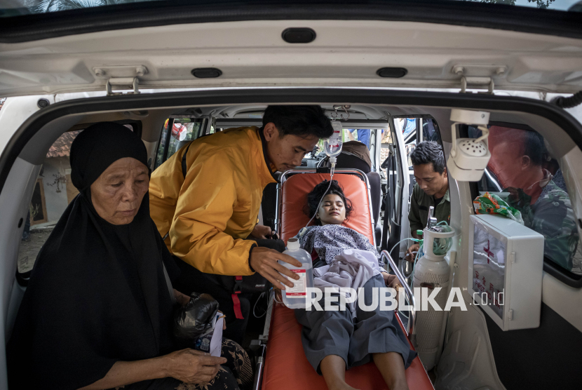 Siswa korban keracunan usai menyantap menu makan bergizi gratis (MBG) mendapat perwatan di dalam mobil ambulans di Posko Penanganan di Kantor Kecamatan Cipongkor, Kabupaten Bandung Barat, Jawa Barat, Rabu (24/9/2025). Sekretaris Daerah (Sekda) Pemprov Jawa Barat Herman Suryatman mengatakan sebanyak 500 pelajar di Kecamatan Cipongkor mengalami keracunan yang diduga akibat menyantap hidangan makan bergizi gratis pada (24/9). 
