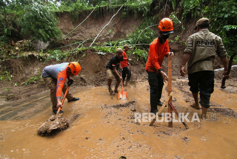 Petugas Badan Penanggulangan Bencana Daerah (BPBD) membersihkan lumpur (Ilustrasi)