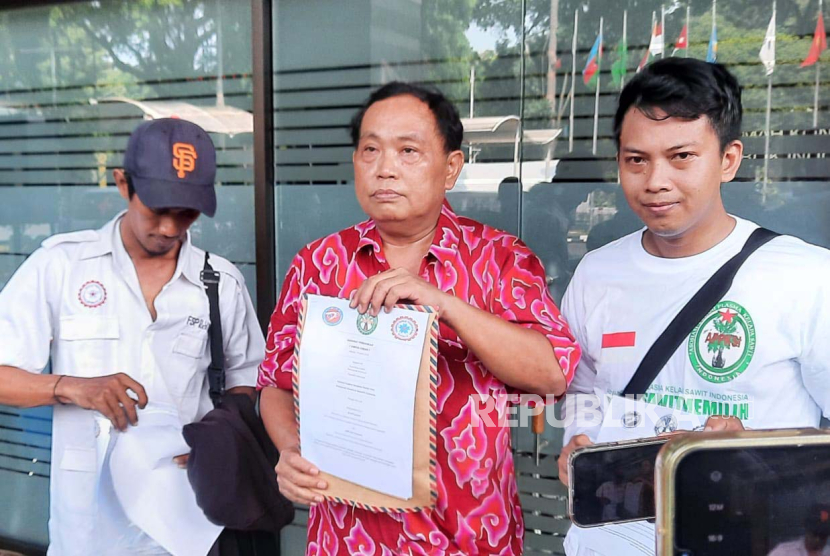 Pendukung Prabowo-Gibran yang pernah menduduki posisi Wakil Ketua Umum Partai Gerindra, Arief Poyuono saat hendak mengajukan diri menjadi amicus curiae atau sahabat pengadilan terkait perkara sengketa hasil Pilpres 2024 di Gedung MK, Jakarta Pusat, Kamis (18/4/2024). 