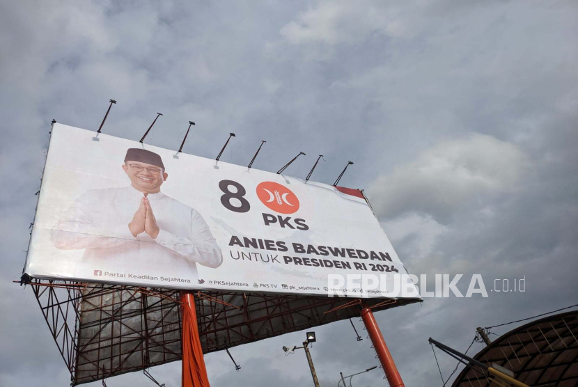 Baliho dukungan Partai Keadilan Sejahtera (PKS) kepada Anies Baswedan sebagai bakal calon presiden di Kantor Majelis Dakwah (MD) PKS, Jakarta, Kamis (23/2).