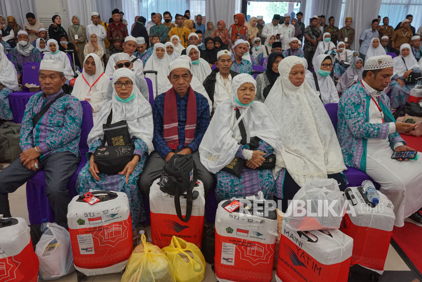 Jamaah haji Aceh yang tergabung dalam kelompok terbang (kloter) 12 tiba di Aula Asrama Haji Embarkasi Aceh, Banda Aceh, Aceh, Senin (31/7/2023). Petugas Penyelenggara Ibadah Haji (PPIH) Embarkasi Aceh memberangkatkan 4.561 peserta haji pada tahun 2023, dan yang kembali ke Tanah Air sebanyak 4.550 orang, 13 orang meninggal dunia di Arab Saudi dan dua orang jamaah mutasi antarembarkasi.  