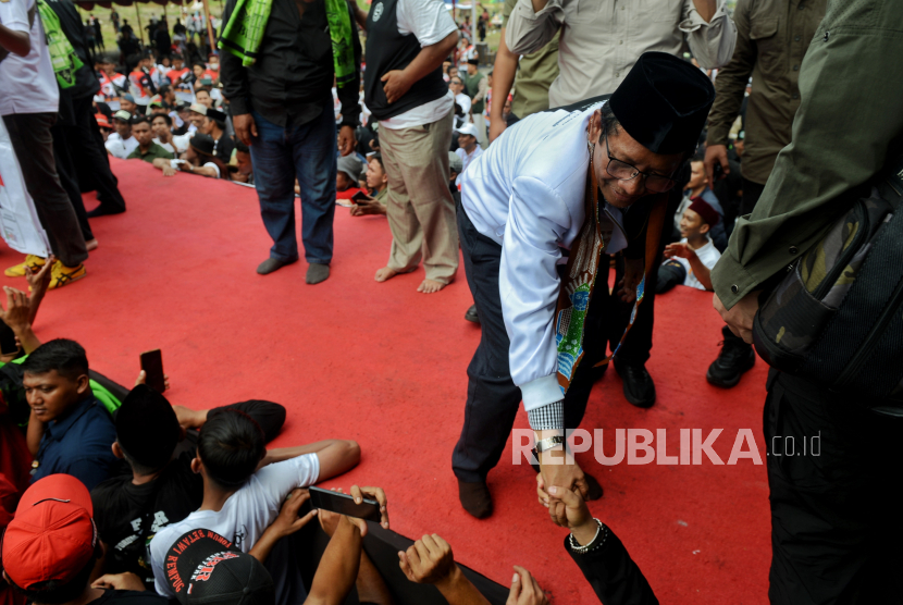 Cawapres nomor urut 3, Mahfud MD menyapa relawan saat menghadiri acara deklarasi dukungan di Lapangan Jalan Akses Rusun, Cakung, Jakarta Timur, Sabtu (6/1/2024).