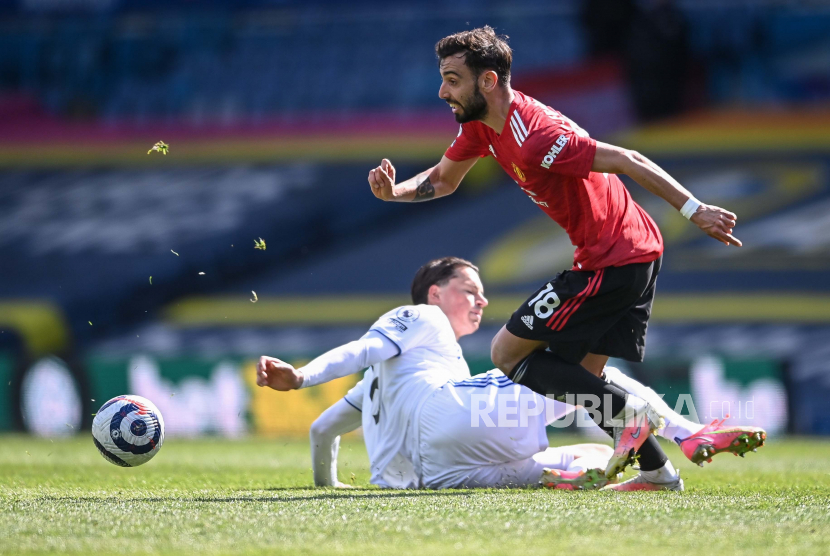 Bruno Fernandes (kanan) dari Manchester United beraksi melawan Robin Koch (kiri) dari Leeds selama pertandingan sepak bola Liga Utama Inggris antara Leeds United dan Manchester United di Leeds, Inggris, 25 April 2021.