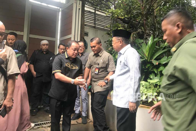 Mantan Wapres Jusuf Kalla usai melayat Rizal Ramli di rumah duka di Jalan Bangka IX, Jakarta Selatan, Selasa (3/1/2024). Jusuf Kalla menganggap Rizal Ramli sahabat meski kerap bertentangan.