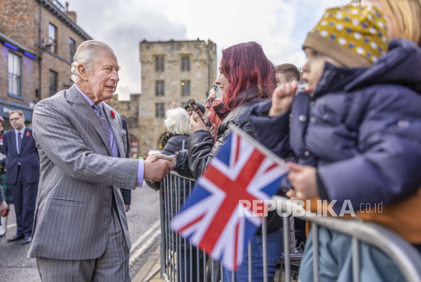 Raja Inggris Charles III bertemu dengan anggota masyarakat setelah upacara di Micklegate Bar, di mana Penguasa secara tradisional disambut di kota, di York, Inggris, Rabu 9 November 2022. Pemahkotaan Raja Charles III akan dimeriahkan dengan penampilan musisi kondang pada Mei 2023.