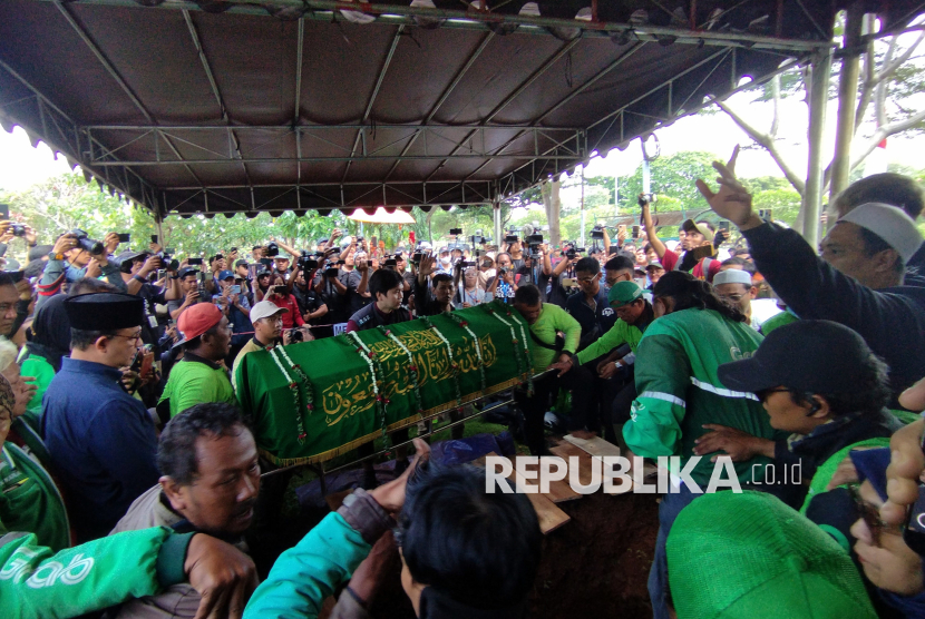 Sejumlah keluarga dan kerabat  mengangkat keranda jenazah Affan Kurniawan (21) saat akan dimakamkan di TPU Karet Bivak, Jakarta, Jumat (29/8/2025). Affan Kurniawan yang merupakan driver ojek online tersebut meninggal dunia setelah dilindas mobil kendaraan taktis (Rantis) Brimob saat terjadinya bentrok dengan polisi di kawasan Pejompongan, Jakarta. Pemakaman Affan dikawal dan dihadiri oleh ribuan driver ojol.