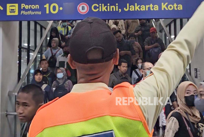 Petugas membantu pengguna KAI Commuter Line mencari arah lokasi peron anyar pada Switch Over Ketujuh di Stasiun Manggarai, Jakarta Selatan, Rabu (20/12/2023). 