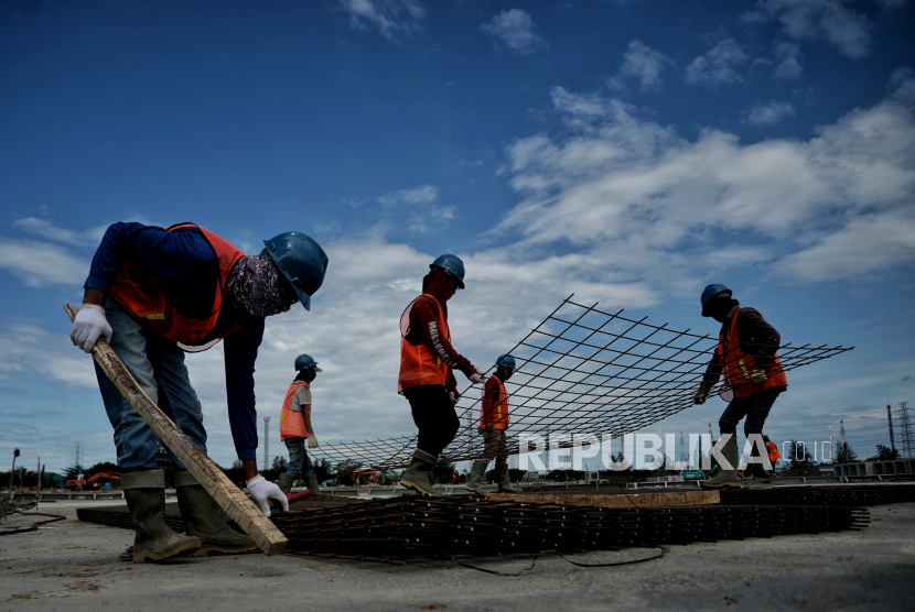 Pekerja menyelesaikan proyek pembangunan sirkuit Formula E di kawasan Taman Impian Jaya Ancol, Jakarta Utara, Ahad (6/3/2022). Pembangunan sirkuit Formula E dengan panjang 2.400 meter yang terdiri dari 18 tikungan dan panjang trek lurus sekitar 527 meter tersebut saat ini sudah mencapai 52 persen dan ditargetkan rampung pada bulan April 2022 mendatang. Republika/Thoudy Badai