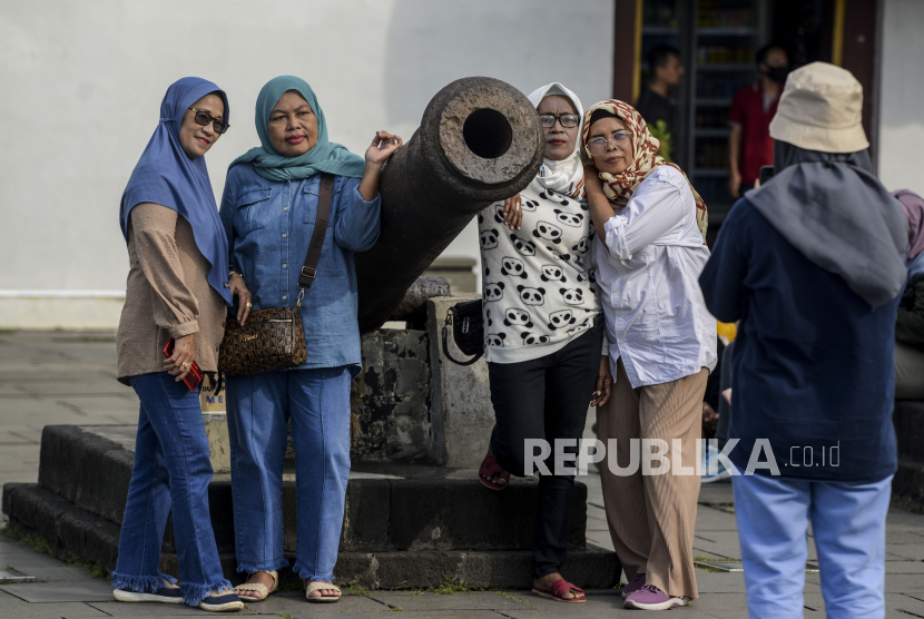 Pengunjung berfoto saat berwisata di kompleks Kota Tua, Jakarta, Sabtu (11/6/2022). Satuan Tugas Penanganan COVID-19 mencatat kasus positif harian dengan kenaikan tertinggi, terjadi di DKI Jakarta, sebanyak 348 orang, Senin (13/6/2022). 