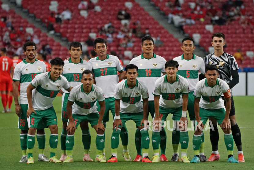 Punggawa Timnas Indonesia berpose di hadapan fotografer sebelum bertanding melawan Timnas Singapura dalam pertandingan Semi Final Leg 1 Piala AFF 2020 di National Stadium, Singapura, Rabu (22/12/2021).  