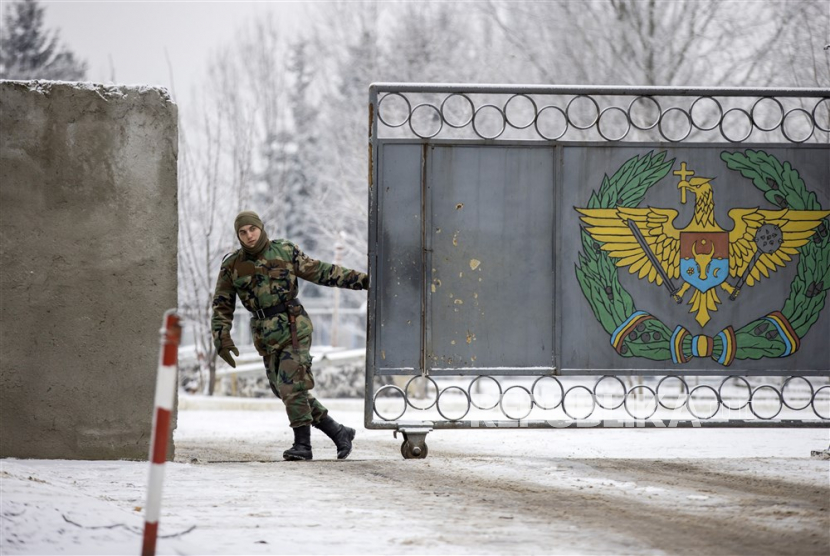  Tentara Moldova menutup gerbang setelah upacara resmi penerimaan kendaraan militer pengangkut 