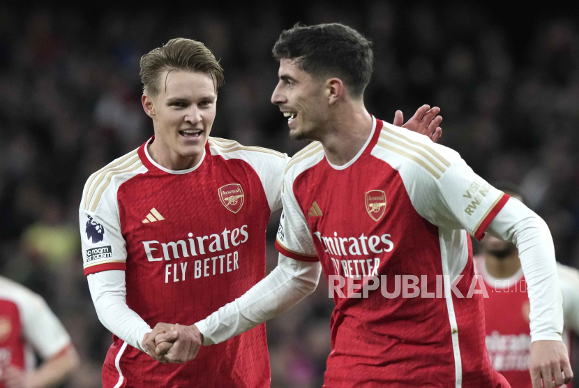 Gelandang Arsenal Kai Havertz (kanan) melakukan selebrasi setelah mencetak gol melawan Brighton, Ahad (7/4/2024). 