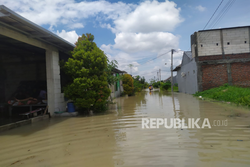 Penampakan banjir di Perumahan Oma Indah Menganti, Desa Bringkang, Kecamatan Menganti, Gresik, Jawa Timur. Banjir terjadi akibat jebolnya Tanggul Mojosarirejo di Kecamatan Driyorejo, Gresik pada Selasa (21/2).