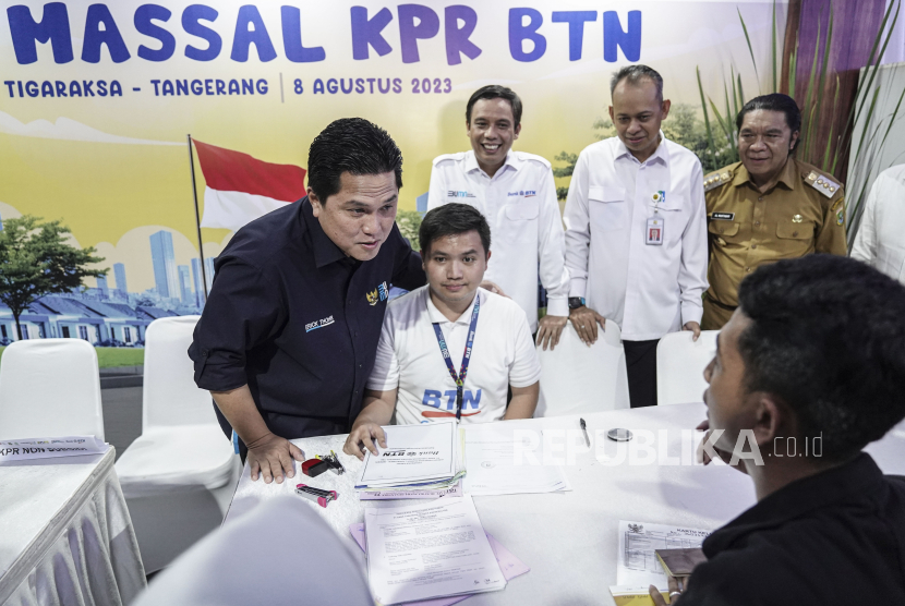 Menteri BUMN Erick Thohir (kiri) menyapa peserta yang mengikuti Akad Massal KPR BTN di perumahan Puri Delta Tigaraksa, Tangerang, Banten, Selasa (8/8/2023).