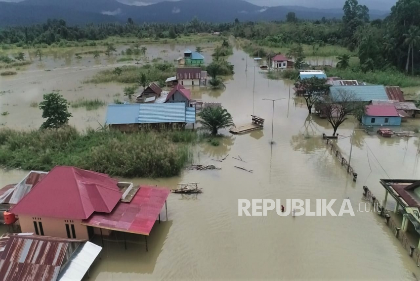 Foto udara banjir melanda Desa Labungga, Kecamatan Andowia, Konawe Utara, Sultra, Ahad (12/7/2020). Banjir akibat luapan Sungai Lalindu dan Sungai Lasolo tersebut mengakibatkan ribuan warga terpaksa harus mengungsi. 