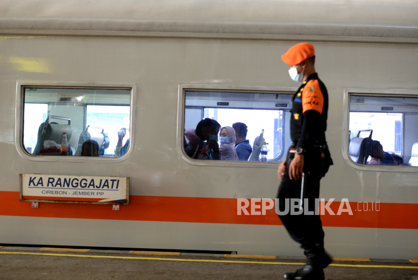 Petugas keamanan memeriksa rangkaian gerbong kereta api jarak jauh di Stasiun Yogyakarta (ilustrasi). PT Kereta Api Indonesia (Persero) menyiagakan sebanyak 3.943 petugas pengamanan dari unsur internal dan eksternal perusahaan pada masa angkutan Natal 2022 dan Tahun Baru 2023 (Nataru 2022/2023). 