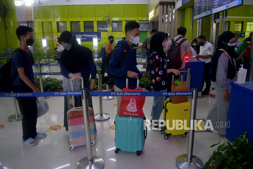 Petugas membantu calon penumpang melakukan pengecekan tiket kereta di Stasiun Gambir, Jakarta. PT Kereta Api Indonesia (Persero) atau KAI mencatat hingga hari ini (Ahad, 1/5/2022) atau H-1 Lebaran sudah menjual sekitar 1,87 juta tiket kereta api (KA) jarak jauh.